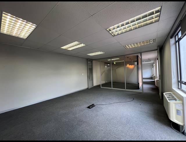 136M² OFFICE TO LET IN HYDE PARK
